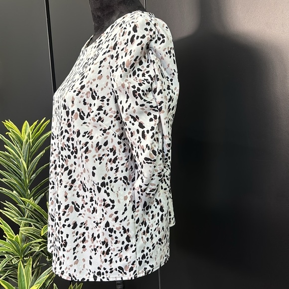 Melloday Ruched Mid sleeve, round neck,gold, zipper back patterned top - Picture 3 of 10